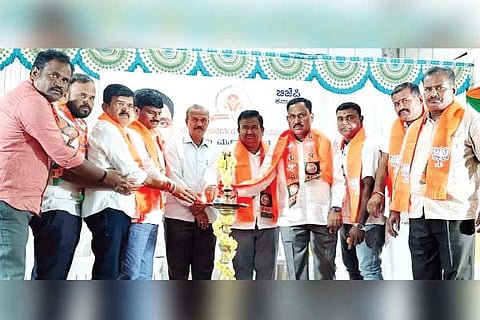 ಹಗರಿಬೊಮ್ಮನಹಳ್ಳಿಯಲ್ಲಿ ಶುಕ್ರವಾರ ಪ್ರಶಿಕ್ಷಣ ಕಾರ್ಯಾಗಾರವನ್ನು ಬಿಜೆಪಿ ಜಿಲ್ಲಾಧ್ಯಕ್ಷ ಸಂಜೀವರೆಡ್ಡಿ ಉದ್ಘಾಟಿಸಿದರು. ಜಿಲ್ಲಾ ಉಪಾಧ್ಯಕ್ಷರಾದ ಸಂದೀಪ್ ಸಿಂಗ್, ಬಲ್ಲಾಹುಣಸಿ ರಾಮಣ್ಣ, ಪ್ರಧಾನ ಕಾರ್ಯದರ್ಶಿ ಕೃಷ್ಣ ನಾಯ್ಕ, ಮಂಡಲ ಅಧ್ಯಕ್ಷ ಬೆಣ್ಣಿಕಲ್ಲು ಪ್ರಕಾಶ್ ಮತ್ತಿತರರು ಇದ್ದರು.