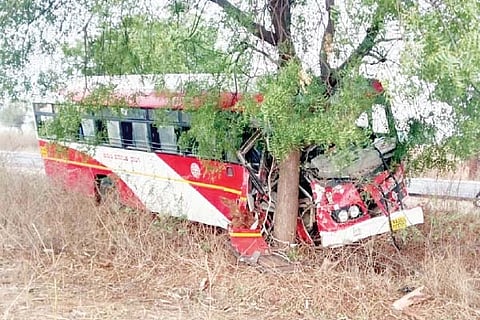 ಪಿಂಜಾರ್ ಹೆಗ್ಡಾಳ್ ಹತ್ತಿರ ಸಾರಿಗೆ ಬಸ್ ಮರಕ್ಕೆ ಡಿಕ್ಕಿಯಾಗಿರುವುದು.