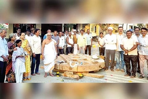 ಹಗರಿಬೊಮ್ಮನಹಳ್ಳಿ ರಾಮನಗರದ ಶ್ರೀ ವೆಂಕಟೇಶ್ವರ ಸ್ವಾಮಿ ರಥದ ಚಕ್ರಕ್ಕೆ ಪೂಜೆ ಸಲ್ಲಿಸಲಾಯಿತು. ಪ್ರಮುಖರಾದ ಗಂಗಾವತಿ ವಿಜಯಕುಮಾರ, ವಸಂತ ಮಾಲವಿ, ಗಂಗಾವತಿ ಕಲ್ಪನಾ ವಿಜಯ್ ಕುಮಾರ್, ಚಂದ್ರರೇಖಾ ವಸಂತ ಮಾಲವಿ, ಎನ್.ಬಿ.ವಾಗೀಶ್ ಮತ್ತಿತರರು ಇದ್ದರು.