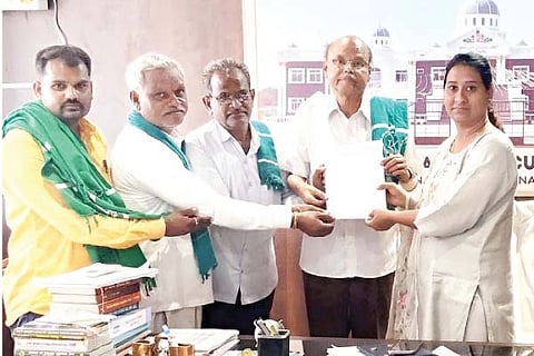 ಹಗರಿಬೊಮ್ಮನಹಳ್ಳಿ ತಾಲೂಕಿನ ಗ್ರಾಮೀಣ ರಸ್ತೆಗಳ ದುರಸ್ತಿಗೆ ಆಗ್ರಹಿಸಿ ತಹಸೀಲ್ದಾರ್ ಆರ್.ಕವಿತಾಗೆ ರಾಜ್ಯ ರೈತ ಸಂಘದಿಂದ ಮನವಿ ಸಲ್ಲಿಸಲಾಯಿತು. ರೈತ ಸಂಘದ ರಾಜ್ಯ ಕಾರ್ಯಾಧ್ಯಕ್ಷ ಜೆ.ಎಂ.ವೀರಸಂಗಯ್ಯ, ತಾಲೂಕು ಅಧ್ಯಕ್ಷ ಬಸವನಗೌಡ, ಜಿಲ್ಲಾಧ್ಯಕ್ಷ ಆಂಜನೇಯಲು ಮತ್ತಿತರರು ಇದ್ದರು.