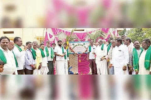 ಕಿತ್ನೂರು ಗ್ರಾಮದಲ್ಲಿ ರಾಜ್ಯ ರೈತ ಸಂಘ ಹಾಗೂ ಹಸಿರು ಸೇನೆಯ ನಾಮಫಲಕ ಉದ್ಘಾಟನೆ ಸಂದರ್ಭ ಜಿಲ್ಲಾಧ್ಯಕ್ಷ ಸಿ.ಎ.ಗಾಳೆಪ್ಪ, ತಾಲೂಕು ಗೌರವಾಧ್ಯಕ್ಷ ಎಚ್.ಕೆ.ದುರುಗಪ್ಪ, ತಾಲೂಕು ಅಧ್ಯಕ್ಷ ರಮೇಶ, ತಂಬ್ರಹಳ್ಳಿ ಹೋಬಳಿ ಘಟಕ ಅಧ್ಯಕ್ಷ ಎಂ. ಮಲ್ಲಿಕಾರ್ಜುನಗೌಡ, ಉಪಾಧ್ಯಕ್ಷ ಎಚ್.ಪಿ.ಪರುಶುರಾಮ, ಪ್ರಮುಖರಾದ ಹ್ಯಾಟಿ ಹೊಳಿಯಪ್ಪ, ಡೊಳ್ಳಿನ ಬಸಣ್ಣ, ಮಾರುತೆಪ್ಪ ಇತರರಿದ್ದರು.