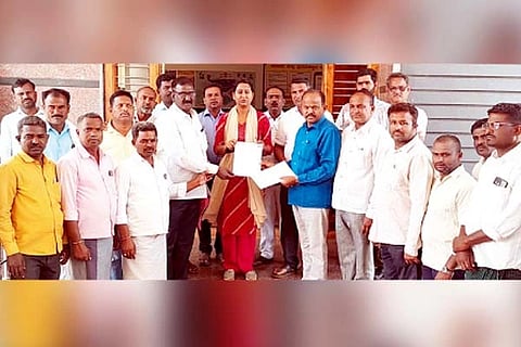 ಹಗರಿಬೊಮ್ಮನಹಳ್ಳಿಯಲ್ಲಿ ಕೃಷಿ ಭೂಮಿಗಾಗಿ ನಾವು ಸಂಘಟನೆಯಿಂದ ತಹಸೀಲ್ದಾರ್ ಆರ್.ಕವಿತಾಗೆ ಮನವಿ ಸಲ್ಲಿಸಲಾಯಿತು. ಸಂಘಟನೆ ಸಂಚಾಲಕ ಬುಡ್ಡಿ ಬಸವರಾಜ, ತಾಪಂ ಮಾಜಿ ಸದಸ್ಯ ವೆಂಕಟೇಶ, ಪ್ರಮುಖರಾದ ಲಿಂಗರಾಜ ಯಾದವ್, ಎಂ.ಶಿವಕುಮಾರ ಇತರರಿದ್ದರು.