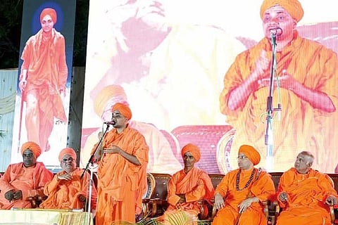 ಹಗರಿಬೊಮ್ಮನಹಳ್ಳಿ ತಾಲೂಕಿನ ಕಡಲಬಾಳು ಗ್ರಾಮದಲ್ಲಿ ಶಾಖಾ ಗವಿಮಠದ ಪೀಠಾಧಿಪತಿ ಮರಿಶಾಂತವೀರ ಸ್ವಾಮೀಜಿ ಪುರ ಪ್ರವೇಶ ಧಾರ್ಮಿಕ ಸಭೆಯಲ್ಲಿ ಕೊಪ್ಪಳ ಗವಿಮಠದ ಅಭಿನವ ಗವಿಸಿದ್ದೇಶ್ವರ ಸ್ವಾಮೀಜಿ ಆಶೀರ್ವಚನ ನೀಡಿದರು. ಹೂವಿನಹಡಗಲಿ ಗವಿಸಿದ್ದೇಶ್ವರ ಮಠದ ಡಾ.ಹಿರಿಶಾಂತವೀರ ಸ್ವಾಮೀಜಿ, ಉತ್ತಂಗಿಮಠದ ಸೋಮಾಶಂಕರ ಸ್ವಾಮೀಜಿ, ಸಂತೆಕಲ್ಲೂರು ಗುರುಬಸವ ಸ್ವಾಮೀಜಿ ಇತರರಿದ್ದರು.