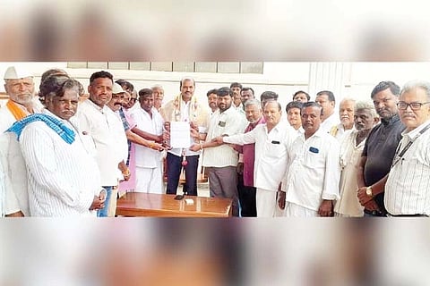 ಹಗರಿಬೊಮ್ಮನಹಳ್ಳಿ ಶಾಸಕ ಕೆ.ನೇಮಿರಾಜ ನಾಯ್ಕಗೆ ರಂಗಚೈತ್ರ ಕಲಾ ಟ್ರಸ್ಟ್‌ನಿಂದ  ಮನವಿ ಸಲ್ಲಿಸಲಾಯಿತು. ತಾಲೂಕು ಅಧ್ಯಕ್ಷ ಹನಸಿ ಕದರಮ್ಮನವರ ಕೊಟ್ರೇಶ, ನವೀನ್ ಸ್ಫೋರ್ಟ್ಸ್ ಕ್ಲಬ್‌ನ ಪ್ರಮುಖ ಈ.ಕೃಷ್ಣಮೂರ್ತಿ, ತಬಲಾ ವಿರೂಪಾಕ್ಷಪ್ಪ, ಹಂಚಿನಮನಿ ರಮೇಶ, ಸಂಚಿ ಶಿವಕುಮಾರ ಮತ್ತಿತರರು ಇದ್ದರು.