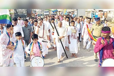 ಹಗರಿಬೊಮ್ಮನಹಳ್ಳಿ ಪುರ ಪ್ರವೇಶ ಮಾಡಿದ ಜೈನ ಮುನಿ ಮಿಮಲಸಾಗರ ಸುರಿಸ್ವರ ನೇತೃತ್ವದ ತಂಡವನ್ನು ಮೆರವಣಿಗೆ ಮೂಲಕ ಜೈನ ಮಂದಿರಕ್ಕೆ ಕರೆದೊಯ್ಯಲಾಯಿತು. ಜೈನ ಸಮುದಾಯದ ಪ್ರಮುಖರಾದ ಕಾಂತಿಲಾಲ್ ಜೈನ್, ದಿನೇಶ ದಾರಿವಾಲ, ವರ್ತಕರ ಸಂಘದ ತಾಲೂಕು ಅಧ್ಯಕ್ಷ ಬದಾಮಿ ಮೃತ್ಯುಂಜಯ ಮತ್ತಿತರರಿದ್ದರು.