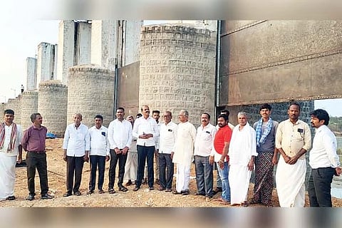 ಹಗರಿಬೊಮ್ಮನಹಳ್ಳಿ ತಾಲೂಕಿನ ಮಾಲವಿ ಜಲಾಶಯದ ಕ್ರಸ್ಟ್‌ಗೇಟ್‌ಗಳ ಮರು ಅಳವಡಿಕೆ ಕಾಮಗಾರಿಯನ್ನು ಶಾಸಕ ಕೆ.ನೇಮಿರಾಜ್‌ನಾಯ್ಕ ಮಂಗಳವಾರ ಪರಿಶೀಲಿಸಿದರು. ಜೆಡಿಎಸ್ ತಾಲೂಕು ಅಧ್ಯಕ್ಷ ವೈ.ಮಲ್ಲಿಕಾರ್ಜುನ, ಜಿಲ್ಲಾ ಉಪಾಧ್ಯಕ್ಷ ಕೃಷ್ಣಮೂರ್ತಿ ಶೆಟ್ರು, ವಿಎಸ್‌ಎಸ್‌ಎನ್ ಅಧ್ಯಕ್ಷ ಕನ್ನಿಹಳ್ಳಿ ಚಂದ್ರಶೇಖರ್ ಇತರರಿದ್ದರು.