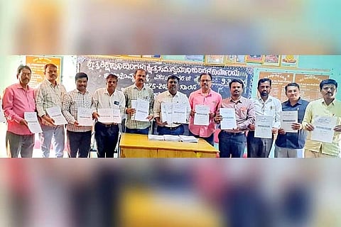 ಹಗರಿಬೊಮ್ಮನಹಳ್ಳಿ ಬಿಆರ್‌ಸಿ ಕಚೇರಿಯಲ್ಲಿ 6ರಿಂದ 8ನೇ ತರಗತಿ ವಿದ್ಯಾರ್ಥಿಗಳಿಗೆ ಕಲಿಕೆಗೆ ಪೂರಕವಾದ ಮಾದರಿ ಪ್ರಶ್ನೆ ಪತ್ರಿಕೆಗಳನ್ನು ಬಿಇಒ ಪ್ರಭಾಕರ ಬಿಡುಗಡೆಗೊಳಿಸಿದರು. ಬಿಆರ್‌ಸಿ ಮಲ್ಲಿಕಾರ್ಜುನ, ಶಿಕ್ಷಕರ ಸಂಘದ ತಾಲೂಕು ಅಧ್ಯಕ್ಷ ಹ್ಯಾಟಿ ಲೋಕಪ್ಪ, ವೀರನ ಗೌಡ ಇತರರಿದ್ದರು.