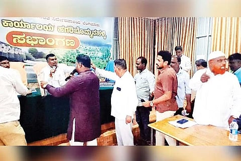 ಹಗರಿಬೊಮ್ಮನಹಳ್ಳಿ ಪುರಸಭೆ ಸಭಾಂಗಣದಲ್ಲಿ ಬಜೆಟ್ ಪೂರ್ವಭಾವಿ ಸಭೆಯಲ್ಲಿ ಅಧ್ಯಕ್ಷ ಮರಿರಾಮಪ್ಪ ಹಾಗೂ ಸದಸ್ಯರ ನಡುವೆ ಮಾತಿನ ಚಕಮಕಿ ನಡೆಯಿತು. ಸದಸ್ಯರಾದ ನೆಲ್ಲು ಇಸ್ಮಾಯಿಲ್, ಅಜೀಜುಲ್ಲಾ, ಮಾಜಿ ಸದಸ್ಯ ಅಲ್ಲಾಭಕ್ಷಿ, ಅಂಬಳಿ ರವೀಂದ್ರ ಗೌಡ ಇತರರಿದ್ದರು.