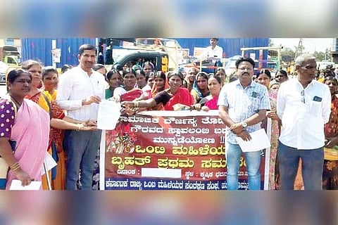 ಹಗರಿಬೊಮ್ಮನಹಳ್ಳಿಯಲ್ಲಿ ಕರ್ನಾಟಕ ಒಂಟಿ ಮಹಿಳೆಯರ ಸಂರಕ್ಷಣಾ ಸಂಘದ ಪದಾಧಿಕಾರಿಗಳು ಸಿಡಿಪಿಒ ಬೋರೇಗೌಡಗೆ ಮನವಿ ಸಲ್ಲಿಸಿದರು. ಸಂಘಟನೆ ರಾಜ್ಯ ಸಂಚಾಲಕಿ ಬಿ.ಮಾಳಮ್ಮ, ತಾಲೂಕು ಅಧ್ಯಕ್ಷೆ ಜಿ.ಹುಲಿಗೆಮ್ಮ, ಕಾರ್ಯದರ್ಶಿ ಚಾಂದಬಿ, ಜಗನ್ನಾಥ ಇತರರಿದ್ದರು.