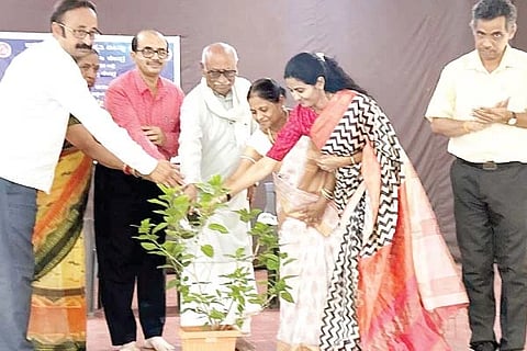 ಹಗರಿಬೊಮ್ಮನಹಳ್ಳಿಯಲ್ಲಿ ಪ್ರಕೃತಿ ಚಿಕಿತ್ಸಾ ಶಿಬಿರವನ್ನು ರಾಷ್ಟ್ರೋತ್ಥಾನ ವಿದ್ಯಾಕೇಂದ್ರದ ಜಂಟಿ ಕಾರ್ಯದರ್ಶಿ ಸೋಮನಗೌಡ್ರು ಉದ್ಘಾಟಿಸಿದರು. ಪ್ರಮುಖರಾದ ಉದಯಶಂಕರ ಭಟ್, ಪತ್ರಕರ್ತ ಪಂಚಾಕ್ಷರಿ, ಪತಂಜಲಿ ಚಿಕಿತ್ಸಾ ವಿಭಾಗದ ಮುಖ್ಯಸ್ಥೆ ಡಾ. ಪೂರ್ಣಿಮಾ ಇದ್ದರು.