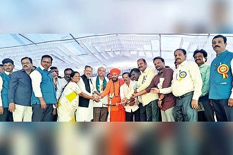 ಹಗರಿಬೊಮ್ಮನಹಳ್ಳಿ ತಾಲೂಕಿನ ಬೆಣ್ಣಿಕಲ್ಲು ಗ್ರಾಮದಲ್ಲಿ ಸ.ಹಿ.ಪ್ರಾ.ಶಾಲೆ ಶತಮಾನೋತ್ಸವದ ಸಮರೋಪ ಸಮಾರಂಭವನ್ನು ಮಾಜಿ ಸಚಿವ ಎನ್.ಎಂ.ನಬಿ ಉದ್ಘಾಟಿಸಿದರು. ಹಾಲಸ್ವಾಮಿ ಮಠದ ಹಾಲಸಿದ್ದೇಶ್ವರ ಸ್ವಾಮೀಜಿ, ರಾಜ್ಯ ರೈತ ಸಂಘದ ಕಾರ್ಯದರ್ಶಿ ವೀರಸಂಗಯ್ಯ, ಮುಖ್ಯಶಿಕ್ಷಕ ಹುಸೇನ್ ಸಾಬ್, ಕೆ.ವಿ.ಲೋಕೇಶ್, ಹೊಸ್ಕೇರಿ ಬಸವರಾಜ್ ಮತ್ತಿತರರು ಇದ್ದರು.