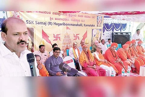 ಹಗರಿಬೊಮ್ಮನಹಳ್ಳಿ ಪಟ್ಟಣದ ಜಗದಂಬಾ ದೇಗುಲದ 17ನೇ ವಾರ್ಷಿಕೋತ್ಸವ ಹಾಗೂ ಗಣೇಶ ಮತ್ತು ದತ್ತಾತ್ರೇಯ ಮೂರ್ತಿಗಳ ಪ್ರಾಣ ಪ್ರತಿಷ್ಠಾಪನೆ ಮತ್ತು ದೇಗುಲದ ಕಲಶಾರೋಹಣ ನಿಮಿತ್ತ ಮಂಗಳವಾರ ತಾಲೂಕು ಎಸ್‌ಎಸ್‌ಕೆ ಸಮಾಜ ಹಮ್ಮಿಕೊಂಡಿದ್ದ ಧಾರ್ಮಿಕ ಸಭೆಯಲ್ಲಿ ಶಾಸಕ ಕೆ. ನೇಮಿರಾಜ್ ನಾಯ್ಕ ಮಾತನಾಡಿದರು. 