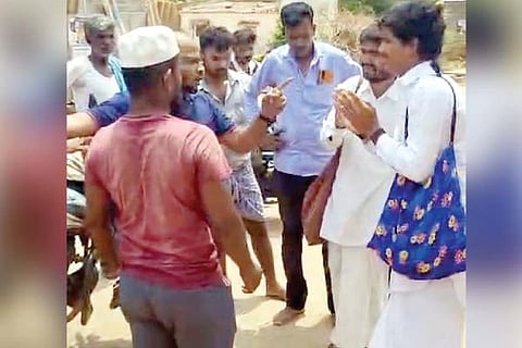 ಹನಸಿ ಗ್ರಾಮದಲ್ಲಿ ವಂಚನೆಗೆ ಯತ್ನಿಸಿದ ಸಂಶ ಯಾಸ್ಪದ ವ್ಯಕ್ತಿಗಳನ್ನು ಸಾರ್ವ ಜನಿಕರು ತಡೆದು ವಿಚಾರಿಸು ತ್ತಿರುವುದು.