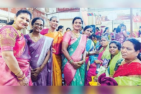 ಹಗರಿಬೊಮ್ಮನಹಳ್ಳಿಯಲ್ಲಿ ಆರ್ಯವೈಶ್ಯ ಸಮಾಜದಿಂದ ವಾಸವಿ ಪುರಾಣ ಪಾರಾಯಣ ಉದ್ಯಾಪನೆ ಕಾರ್ಯಕ್ರಮದಲ್ಲಿ ಮಹಿಳೆಯರಿಗೆ ಉಡಿ ತುಂಬಲಾಯಿತು. ಆರ್ಯವೈಶ್ಯ ಮಹಿಳಾ ಮಂಡಳಿ ಅಧ್ಯಕ್ಷೆ ಸವಿತಾ ರಮೇಶ, ವಾಸವಿ ವನಿತಾ ಸಂಘದ ಅಧ್ಯಕ್ಷೆ ಲಕ್ಷ್ಮೀ ರಾಘವೆಂದ್ರ, ಪ್ರಮುಖರಾದ ಮಾಧವಿ ಚಿದ್ರಿ, ಜ್ಯೋತಿ ವಿಶ್ವನಾಥ, ಭಾರತಿ ನಾಗೇಂದ್ರ ಕುಮಾರ, ಭಾಗ್ಯ ಸತೀಶ, ರೂಪಾ ರಮೇಶ ಇದ್ದರು.