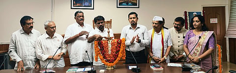 ಉಡುಪಿಯಲ್ಲಿ ಆಯೋಜಿಸಿದ್ದ ವಚನ ಪಿತಾಮಹ ಡಾ. ಫ.ಗು. ಹಳಕಟ್ಟಿ ಅವರ ಜನ್ಮದಿನ, ವಚನ ಸಾಹಿತ್ಯ ಸಂರಕ್ಷಣಾ ದಿನ ಕಾರ್ಯಕ್ರಮವನ್ನು ಎಂ.ಎ. ಗಫೂರ್​ ಉದ್ಘಾಟಿಸಿದರು. ಅಬೀದ್​ ಗದ್ಯಾಳ, ನೀಲಾವರ ಸುರೇಂದ್ರ ಅಡಿಗ, ಡಾ. ಗಣನಾಥ್​ ಶೆಟ್ಟಿ ಎಕ್ಕಾರು, ದಿನಕರ್​ ಹೇರೂರು, ಪೂರ್ಣಿಮಾ, ಡಾ. ನಿರಂಜನ್​ ಯು.ಸಿ. ಇದ್ದರು.