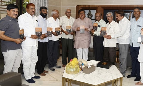 ವಚನ ಪಿತಾಮಹ ಡಾ..ಗು.ಹಳಕಟ್ಟಿಯವರ ಕುರಿತು ‘ಮುದ್ರಣ ಗುಮ್ಮಟ’ ಕೃತಿಯನ್ನು ಸಚಿವ ಎಂ.ಬಿ.ಪಾಟೀಲ್ ಬಿಡುಗಡೆ ಮಾಡಿದರು. ವಿವಿಧ ಗಣ್ಯರು ಉಪಸ್ಥಿತರಿದ್ದರು. 