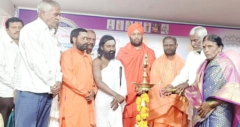 ಭಾಲ್ಕಿ ತಾಲ್ಲೂಕಿನ ಹಲಬರ್ಗಾ ಗ್ರಾಮದಲ್ಲಿ ಸಿದ್ಧರಾಮೇಶ್ವರ ನಮ್ಮೂರ ಜಾತ್ರಾ ಮಹೋತ್ಸವಕ್ಕೆ ಗ್ರಾಮ ಪಂಚಾಯಿತಿ ಅಧ್ಯಕ್ಷೆ ಪದ್ಮಿನಿಬಾಯಿ ಶಿವಪಾಲ್‍ಸಿಂಗ್ ಠಾಕೂರ್ ಚಾಲನೆ ನೀಡಿದರು