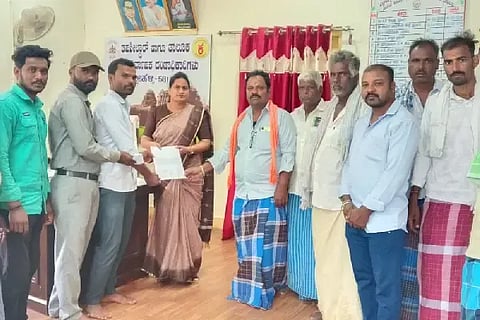 ರಟ್ಟಿಹಳ್ಳಿ ತಾಲೂಕಿನ ಹಳ್ಳೂರು ಗ್ರಾಮಸ್ಥರು ಹಕ್ಕಪತ್ರ (title deeds) ನೀಡುವಂತೆ ತಹಸೀಲ್ದಾರ್ ಶ್ವೇತಾ ಅಮರಾವತಿ ಅವರಿಗೆ ಮನವಿ ಸಲ್ಲಿಸಿದರು. ರವೀಂದ್ರ ಮಲೆಬೆನ್ನೂರು, ಶೌಕತಅಲಿ ಮುಲ್ಲಾ, ರಂಗಪ್ಪ ಕಲ್ಲಹಳ್ಳಿ, ಬಸ್ಪಪ್ಪ ಬಲಮೂರಿ ಇತರರು ಇದ್ದರು.
