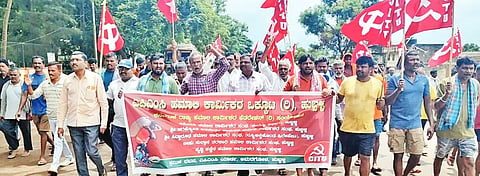 labour protest ಹುಬ್ಬಳ್ಳಿ ಎಪಿಎಂಸಿ ಹಮಾಲಿ ಕಾರ್ಮಿಕರ ಒಕ್ಕೂಟದಿಂದ ಬುಧವಾರ ಕನಿಷ್ಠ ವೇತನಕ್ಕೆ ಆಗ್ರಹಿಸಿ ಪ್ರತಿಭಟನೆ ನಡೆಸಲಾಯಿತು. ಮಹೇಶ ಪತ್ತಾರ, ಗುರುಸಿದ್ದಪ್ಪ ಅಂಬಿಗೇರ, ಬಸವಣ್ಣೆಪ್ಪ ನೀರಲಗಿ, ಬಿ.ಐ. ಈಳಿಗೇರ, ಇತರರು ಇದ್ದರು.