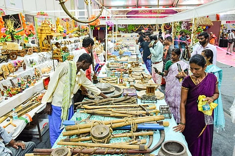 ಕೃಷಿ ವಸ್ತು ಪ್ರದರ್ಶನದಲ್ಲಿ ಕಂಡುಬಂದ ಸಾಂಪ್ರದಾಯಿಕ ಕೃಷಿ ಬಳಕೆ ಪರಿಕರಗಳು.