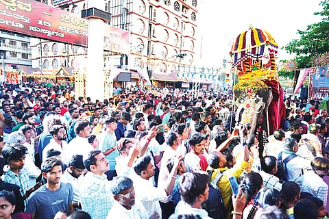 ಹೊಸಪೇಟೆಯಲ್ಲಿ ನಡೆದ ವಸಂತ ವೈಭವ ಮೆರವಣಿಗೆಯ ಮುಂಚೂಣಿಯಲ್ಲಿ ಗಜರಾಜ ಲಕ್ಷ್ಮೀ ಅಂಬಾರಿಯಲ್ಲಿ ತಾಯಿ ಭುವನೇಶ್ವರಿ ದೇವಿಯ ಮೂರ್ತಿಯನ್ನು ಹೊತ್ತು ಗಾಂಭೀರ್ಯದಿಂದ ಹೆಜ್ಜೆ ಹಾಕಿದ್ದು ವಿಶೇಷವಾಗಿತ್ತು.