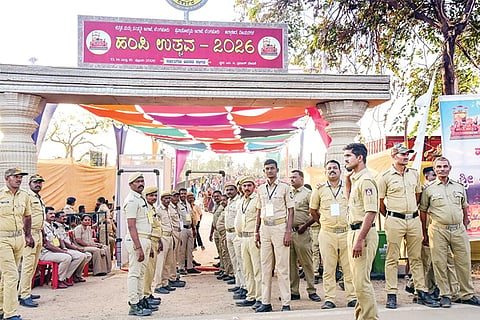 ಹಂಪಿಯಲ್ಲಿ ಬಂದೋಬಸ್ತ್‌ಗಾಗಿ ಮುಖ್ಯ ವೇದಿಕೆಯ ದ್ವಾರದಲ್ಲಿ ಪೊಲೀಸರು ನಿಯೋಜನೆಗೊಂಡಿರುವುದು.