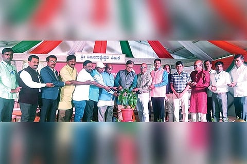 ವಿರೂಪಾಕ್ಷೇಶ್ವರ ವೇದಿಕೆಯಲ್ಲಿ ಶನಿವಾರ ಆಯೋಜಿಸಿದ್ದ ವಿಚಾರ ಗೋಷ್ಠಿಯನ್ನು ಸಂಶೋಧಕ ಡಾ.ಸಮದ್ ಕೊಟ್ಟೂರು ಉದ್ಘಾಟಿಸಿದರು. ಪ್ರಮುಖರಾದ ಎಫ್.ಟಿ.ಹಳ್ಳಿಕೇರಿ, ಡಾ.ಗೋವಿಂದ, ಬಂಡೆ ಶ್ರೀಕಾಂತ, ರುದ್ರೇಶ ಮಡಿವಾಳ ಇದ್ದರು.