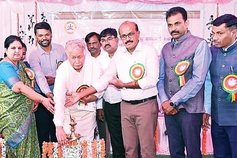 ಕಮಲಾಪುರದಲ್ಲಿ ಶನಿವಾರ ಹಮ್ಮಿಕೊಂಡಿದ್ದ ವಾರ್ಷಿಕ ವಿಚಾರ ಸಂಕಿರಣವನ್ನು ಶಾಸಕ ಎಚ್.ಆರ್.ಗವಿಯಪ್ಪ ಉದ್ಘಾಟಿಸಿದರು. ಇಲಾಖೆ ಉಪನಿರ್ದೇಶಕ ಪ್ರಭುಲಿಂಗ ಎಸ್. ತಳಕೇರಿ, ಉಪವಿಭಾಗಾಧಿಕಾರಿ ವಿವೇಕ್, ಹೊಸಪೇಟೆಯ ತಹಸೀಲ್ದಾರ್ ಶ್ರುತಿ, ಇತಿಹಾಸಕಾರರು, ಪ್ರಾಧ್ಯಪಕರು, ಸಂಶೋಧಕರು ಇದ್ದರು.