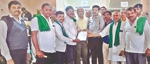 ವಿವಿಧ ಬೇಡಿಕೆ ಈಡೇರಿಕೆಗೆ ಆಗ್ರಹಿಸಿ ರೆತ ಸಂದಿಂದ ತಹಸೀಲ್ದಾರ್​ ವಿಠ್ಠಲ ಚೌಗಲಾ ಅವರಿಗೆ ಬುಧವಾರ ಮನವಿ ಸಲ್ಲಿಸಲಾಯಿತು. ಮಲ್ಲಿಕಾರ್ಜುನ ಬಳ್ಳಾರಿ, ಅಡಿವೆಪ್ಪ ಆಲದಕಟ್ಟಿ, ಮರಿಗೌಡ ಪಾಟೀಲ, ಸೋಮಣ್ಣ ಜಡೆಗೊಂಡರ, ರುದ್ರಪ್ಪ ಹಣ್ಣಿ, ಶಿವಯೋಗಿ ಹೊಸಗೌಡ್ರ, ಮಾಲತೇಶ ಪರಪ್ಪನವರ ಇದ್ದರು.