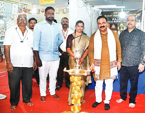 handicraft ಹುಬ್ಬಳ್ಳಿಯ ಹೊಸೂರ ರಾಯ್ಕರ್​ ಮೈದಾನದಲ್ಲಿ ವಿಜಯವಾಣಿ ಸಹಯೋಗದಲ್ಲಿ ಆಯೋಜಿಸಿರುವ ಇಂಡಿಯನ್​ ದಸ್ತಕಾರ್​  ಹಾಟ್​ ಮೇಳವನ್ನು ಶಾಸಕ ಮಹೇಶ ಟೆಂಗಿನಕಾಯಿ ಅವರು ಶನಿವಾರ ಉದ್ಘಾಟಿಸಿದರು. ಮೇಯರ್​ ದುರ್ಗಮ್ಮ ಬಿಜವಾಡ, ಅಹ್ಮದ್​ ಖಾನ್​ ಇತರರು ಇದ್ದರು.