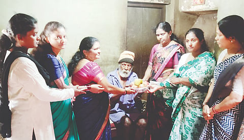 ಧರ್ಮಸ್ಥಳದ ಮಾತೃಶ್ರೀ ಹೇಮಾವತಿ ಅಮ್ಮನವರ ಹುಟ್ಟುಹಬ್ಬದ ಪ್ರಯುಕ್ತ ಶನಿವಾರಸಂತೆ ಭಾಗದಲ್ಲಿ ಶ್ರೀ ಧರ್ಮಸ್ಥಳ ಕ್ಷೇತ್ರದಿಂದ ಮಸಾಶನ ಪಡೆಯುತ್ತಿರುವ ಫಲಾನುಭವಿಗಳ ಮನೆಗಳಿಗೆ ತೆರಳಿ ಗುರುವಾರ ಹಣ್ಣುಗಳನ್ನು ವಿತರಣೆ ಮಾಡಲಾಯಿತು. ಜಯಶ್ರೀ, ಪೂರ್ಣಿಮಾ ಕಿರಣ್, ಸರೋಜಾ ಶೇಖರ್, ಭಾಗ್ಯಾ, ಕವನ್ ಇತರರಿದ್ದರು.