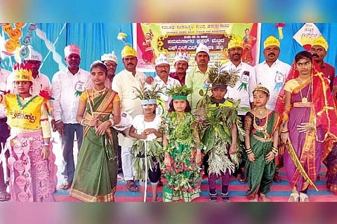 ಹನುಮಸಾಗರದ ಬಾಲಕಿಯರ ಸಹಿಪ್ರಾ ಶಾಲೆಯಲ್ಲಿ ಹಮ್ಮಿಕೊಂಡಿದ್ದ ಕಲಿಕಾ ಹಬ್ಬದಲ್ಲಿ ವಿದ್ಯಾರ್ಥಿಗಳು ಛದ್ಮವೇಷ ಧರಿಸಿ ಗಮನ ಸೆಳೆದರು. ಸಿಆರ್‌ಪಿ ಲೆಂಕಪ್ಪ ವಾಲಿಕಾರ, ಕರ್ನಾಟಕ ಪಬ್ಲಿಕ್ ಸ್ಕೂಲ್ ಉಪಾಧ್ಯಕ್ಷ ಬಸವರಾಜ ದ್ಯಾವಣ್ಣನವರ, ಪ್ರಾಥಮಿಕ ಶಾಲಾ ಶಿಕ್ಷಕರ ಸಂಘದ ತಾಲೂಕು ಉಪಾಧ್ಯಕ್ಷ ಯಲ್ಲನಗೌಡ ಪಾಟೀಲ್, ನಿರ್ದೇಶಕರಾದ ಗೌರಮ್ಮ ತಳವಾರ, ಉಮಾ ನಾಗೂರ ಇತರರಿದ್ದರು.