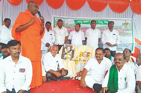 ಬಾದಿಮನಾಳ ಕ್ರಾಸ್‌ನಲ್ಲಿ ರೈತರು ಹಮ್ಮಿಕೊಂಡಿದ್ದ ಪ್ರತಿಭಟನೆಯಲ್ಲಿ ಬಾದಿಮನಾಳ ಕನಕ ಗುರು ಪೀಠದ ಪೀಠಾಧಿಪತಿ ಶಿವಸಿದ್ಧೇಶ್ವರ ಸ್ವಾಮೀಜಿ ಮಾತನಾಡಿದರು. ಪ್ರಮುಖರಾದ ಬಸವರಾಜ ಹಳ್ಳೂರ, ಈರಣ್ಣ ಗಜೇಂದ್ರಗಡ, ಮಹಾಂತೇಶ ಗಣವರಿ, ಕಲ್ಲಪ್ಪ ತಳವಾರ, ಚಂದಪ್ಪ ತಳವಾರ, ಅಶೋಕ ವಾಲಿಕಾರ ಇತರರಿದ್ದರು.
