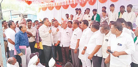 ಹನುಮಸಾಗರ ಸಮೀಪದ ಬಾದಿಮನಾಳ ಕ್ರಾಸ್‌ನಲ್ಲಿ ರೈತರು ಕೈಗೊಂಡ ಧರಣಿ ಸ್ಥಳಕ್ಕೆ ಸಣ್ಣ ನೀರಾವರಿ ಇಲಾಖೆ ಎಇಇ ದೇವೇಂದ್ರಪ್ಪ ಇಟ್ಟಂಗಿ ಮಂಗಳವಾರ ಭೇಟಿ ನೀಡಿ ಮಾತುಕತೆ ನಡೆಸಿದರು. 