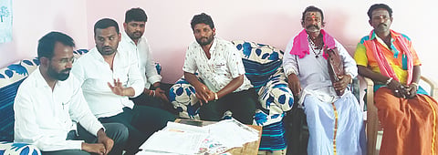 ಹನುಮಸಾಗರದಲ್ಲಿ ಅಲೆಮಾರಿ ಸಮುದಾಯಗಳ ಧರಣಿ ಕುರಿತು ಸಭೆ ನಡೆಯಿತು. ಎಸ್ಸಿ-ಎಸ್ಟಿ ಅಲೆಮಾರಿಗಳ ಅಭಿವೃದ್ಧಿ ನಿಗಮದ ಜಿಲ್ಲಾ ಅನುಷ್ಠಾನ ಸಮಿತಿ ನಾಮನಿರ್ದೇಶಿತ ಸದಸ್ಯ ಕಾಸೀಂ ವಿ. ಶ್ರೀಶಾಲ, ಪ್ರಮುಖರಾದ ದೇವರಾಜ ಹಾಜಾಳದಾರ, ಶರಣು ಹಿರೇಮಠ, ಬಸವರಾಜ ಗಾಣಿಗೇರ, ರಾಮಗಿರಿಯಪ್ಪ ಯ್ಯಸೇಗಾರ, ಸುರೇಶ ಸುಂಕದ ಇತರರಿದ್ದರು.