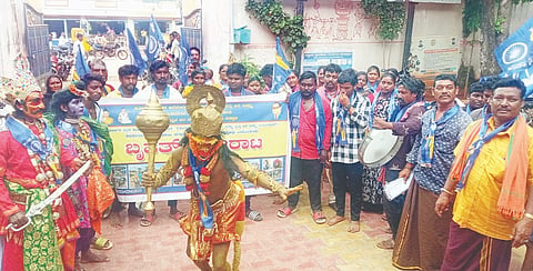 ಹನುಮಸಾಗರ ಪಪಂ ಕಚೇರಿ ಮುಂದೆ ಸೋಮವಾರ ಅಲೆಮಾರಿ ಜನಾಂಗದವರು ವಿವಿಧ ವೇಷಧರಿಸಿ ಪ್ರತಿಭಟನೆ ನಡೆಸಿದರು.