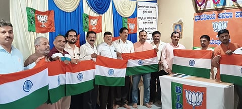 ಯಲ್ಲಾಪುರದ ಬಿಜೆಪಿ ಕಾರ್ಯಾಲಯದಲ್ಲಿ Har Ghar Tiranga ಹರ್ ಘರ್ ತಿರಂಗಾ ಅಭಿಯಾನದ ಅಂಗವಾಗಿ ಪತ್ರಕರ್ತರಿಗೆ ರಾಷ್ಟ್ರಧ್ವಜ ವಿತರಿಸಲಾಯಿತು.