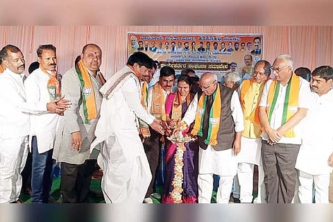 ಹರಪನಹಳ್ಳಿಯಲ್ಲಿ ಕೇಂದ್ರ ಸರ್ಕಾರದ ಯೋಜನೆಗಳ ಅನುಷ್ಠಾನ ಮತ್ತು ರಾಜ್ಯ ಸರ್ಕಾರದ ದುರಾಡಳಿತ ಖಂಡಿಸಿ ಆಯೋಜಿಸಿದ್ದ ಕಾರ್ಯಕರ್ತರ ಸಂಘಟನಾ ಸಮಾವೇಶವನ್ನು ಮಾಜಿ ಸಂಸದ ಜಿ.ಎಂ.ಸಿದ್ದೇಶ್ವರ ಉದ್ಘಾಟಿಸಿದರು. ರಾಜ್ಯ ಎಸ್ಟಿ ಮೋರ್ಚಾ ಉಪಾಧ್ಯಕ್ಷ ದಾಸ ಕರಿಯಪ್ಪ, ಮಾಜಿ ಸಂಸದ ವೈ.ದೇವೇಂದ್ರಪ್ಪ, ದಾವಣಗೆರೆ ಲೋಕಸಭಾ ಪರಾಜಿತ ಅಭ್ಯರ್ಥಿ ಗಾಯತ್ರಿ ಸಿದ್ದೇಶ್ವರ ಇದ್ದರು.