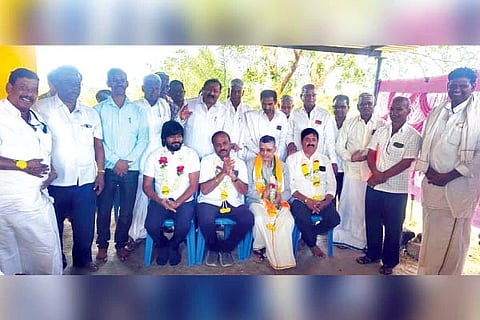 ಹರಪನಹಳ್ಳಿ ತಾಲೂಕಿನ ಉಚ್ಚಂಗಿದುರ್ಗದಲ್ಲಿ ಆಯೋಜಿಸಿದ್ದ ಬಿಜೆಪಿ ಕಾರ್ಯಕರ್ತರ ಸಂಘಟನಾ ಸಭೆಯಲ್ಲಿ ಜಗಳೂರು ವಿಧಾನಸಭಾ ಕ್ಷೇತ್ರದ ಬಿಜೆಪಿ ಮಂಡಲ ಪದಾಧಿಕಾರಿಗಳನ್ನು ಸನ್ಮಾನಿಸಲಾಯಿತು. ಮಾಜಿ ಶಾಸಕ ಎಸ್.ವಿ.ರಾಮಚಂದ್ರಪ್ಪ, ಮಂಡಲ ಉಪಾಧ್ಯಕ್ಷ ಪ್ರಶಾಂತ ಪಾಟೀಲ್, ಪ್ರಧಾನ ಕಾರ್ಯದರ್ಶಿ ಕಮ್ಮತ್ತಹಳ್ಳಿ ಮುರುಗೇಶ್, ಧರ್ಮಾನಾಯ್ಕ, ಪಿ.ಕೆಂಚನಗೌಡ ಇತರರಿದ್ದರು. 