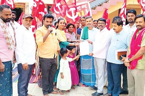 ಹರಪನಹಳ್ಳಿ ತಾಲೂಕಿನ ಹಲವಾಗಲು ಗ್ರಾಮದ ಮಾವಿನಗುಣಿ ಸಮೀಪ ವಾಸವಿರುವ ಕುಟುಂಬಗಳಿಗೆ ಮೂಲ ಸೌಲಭ್ಯ ಕಲ್ಪಿಸಬೇಕೆಂದು ಆಗ್ರಹಿಸಿ ತಾಲೂಕು ಪಂಚಾಯಿತಿ ಇಒ ವೈ.ಎಚ್.ಚಂದ್ರಶೇಖರ್‌ಗೆ ಸಿಪಿಐದಿಂದ ಮನವಿ ಸಲ್ಲಿಸಲಾಯಿತು. ಸಿಪಿಐ ತಾಲೂಕು ಕಾರ್ಯದರ್ಶಿ ಎಚ್.ಎಂ.ಸಂತೋಷ್, ಜಿಲ್ಲಾ ಕಾರ್ಯದರ್ಶಿ ರಮೇಶ್ ನಾಯ್ಕ, ಬಳಿಗನೂರು ಕೊಟ್ರೇಶ್, ಹಲವಾಗಲು ಮಹೇಂದ್ರಕುಮಾರ್, ಎಚ್.ನೀಲಮ್ಮ, ಭಾಗ್ಯಮ್ಮ ಇತರರಿದ್ದರು.