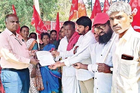  ವಿವಿಧ ಬೇಡಿಕೆಗಳನ್ನು ಈಡೇರಿಸಬೇಕೆಂದು ಆಗ್ರಹಿಸಿ ಹರಪನಹಳ್ಳಿಯಲ್ಲಿ ಸಹಾಯಕ ಆಯುಕ್ತ ಟಿ.ಸುರೇಶ್ ಕುಮಾರಗೆ ಸಿಪಿಐಎಂಎಲ್ ಲಿಬರೇಷನ್ ಹಾಗೂ ಅಂಗ ಸಂಘಟನೆಗಳಿಂದ ಮನವಿ ಸಲ್ಲಿಸಲಾಯಿತು. ಸಿಪಿಐಎಂಎಲ್ ಲಿಬರೇಷನ್ ಜಿಲ್ಲಾ ಕಾರ್ಯದರ್ಶಿ ಸಂದೇರ ಪರಶುರಾಮ, ತಾಲೂಕು ಕಾರ್ಯದರ್ಶಿ ಗುಳೇದಹಟ್ಟಿ ಸಂತೋಷ, ಮೈಲಪ್ಪ ಹುಲಿಕಟ್ಟಿ, ಪ್ರಕಾಶ, ರಾಘು, ರಫಿ, ದ್ವಾರಕೀಶ, ಚಂದ್ರಪ್ಪ ಬೂದಿಹಾಳು, ದಾದು ಇತರರಿದ್ದರು.
