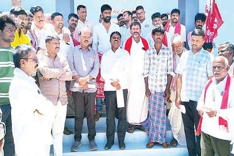   ಫಸಲ್ ಬಿಮಾ ಯೋಜನೆಯಲ್ಲಿ ಮಧ್ಯವರ್ತಿಗಳ ಹಾವಳಿ ಖಂಡಿಸಿ ಹರಪನಹಳ್ಳಿ ತಾಲೂಕಿನ ಹಾರಕನಾಳು ಗ್ರಾಮದಲ್ಲಿ ತಹಸೀಲ್ದಾರ್ ಬಿ.ವಿ.ಗಿರೀಶ್ ಬಾಬುಗೆ ಅಖಿಲ ಭಾರತ ಕಿಸಾನ್ ಸಭಾದಿಂದ ಮನವಿ ಸಲ್ಲಿಸಲಾಯಿತು. ತಾಪಂ ಇಒ ವೈ.ಎಚ್ ಚಂದ್ರಶೇಖರ್, ಕೃಷಿ ಅಧಿಕಾರಿಗಳಾದ ತಳಕಲ್ ನಾಗನಗೌಡ, ಸಂಗಪ್ಪ, ಪಿಡಿಒ ಶಿವಪ್ಪ, ಕಾರ್ಯದರ್ಶಿ ಲಕ್ಷ್ಮೀಕಾಂತ ಇತರರಿದ್ದರು.