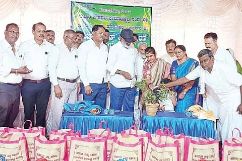 ಹರಪನಹಳ್ಳಿ ಸರ್ಕಾರಿ ನೌಕರರ ಭವನದಲ್ಲಿ ಮುಸ್ಲಿಂ ನೌಕರರ ಕ್ಷೇಮಾಭಿವೃದ್ಧಿ ಸಂಘದಿಂದ ಆಯೋಜಿಸಿದ್ದ ಆಹಾರ ಕಿಟ್ ವಿತರಣೆ  ಕಾರ್ಯಕ್ರಮವನ್ನು ಶಾಸಕಿ ಎಂ.ಪಿ ಲತಾ ಮಲ್ಲಿಕಾರ್ಜುನ ಉದ್ಘಾಟಿಸಿದರು. ಸಂಘದ ತಾಲೂಕು ಅಧ್ಯಕ್ಷ ಇಸ್ಮಾಯಿಲ್, ಪದಾಧಿಕಾರಿಗಳಾದ ಹುಸೇನ್ ಪೀರ್, ಉಸ್ಮಾನ್ ಸಾಹೇಬ್, ಸಲಿಂ, ಮುಸ್ತಫಾ, ಸವಣೂರು ಶರೀಫ, ಮಕ್ಬುಲ್ ಬಾಷಾ, ರಿಜ್ವಾನ್ ಸಾಹೇಬ್, ಹಡಗಲಿಯ ಶೇಖ್ ಆಹ್ಮದ್, ನಗೀನ ಬಾನು ಇತರರಿದ್ದರು.