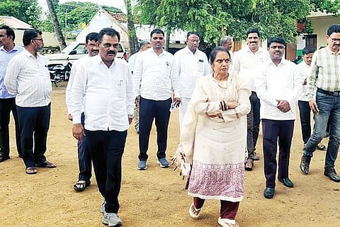 ಹಿರೇಮೇಗಳಗೇರಿ ಸರ್ಕಾರಿ ಮಾದರಿ ಹಿರಿಯ ಪ್ರಾಥಮಿಕ ಶಾಲೆಗೆ ಶಾಸಕಿ ಎಂ.ಪಿ.ಲತಾ ಮಲ್ಲಿಕಾರ್ಜುನ ಭೇಟಿ ನೀಡಿ ಕಟ್ಟಡ ಕಾಮಗಾರಿ ಪರಿಶೀಲಿಸಿದರು. ಬಿಇಒ ಎಚ್.ಲೇಪಾಕ್ಷಪ್ಪ, ತಾಪಂ ಇಒ ಚಂದ್ರಶೇಖರ, ನರೇಗಾ ಸಹಾಯಕ ನಿರ್ದೇಶಕ ಯು.ಎಚ್ ಸೋಮಶೇಖರ, ಪ್ರಮುಖರಾದ ಯಮುನಾ ನಾಯ್ಕ, ಬಸವರಾಜ ಇತರರಿದ್ದರು.