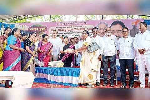 ಹರಪನಹಳ್ಳಿಯಲ್ಲಿ ಮಾಜಿ ಶಾಸಕ ಎಂ.ಪಿ.ರವೀಂದ್ರ ಪುಣ್ಯಸ್ಮರಣೆ ಹಾಗೂ ಅಂಗನವಾಡಿ ಯೋಜನೆ ಆರಂಭದ ಸುವರ್ಣ ಮಹೋತ್ಸವ ಕಾರ್ಯಕ್ರಮದಲ್ಲಿ ಅಂಗನವಾಡಿ ಕಾರ್ಯಕರ್ತೆಯರಿಗೆ ಶಾಸಕಿ ಎಂ.ಪಿ.ಲತಾ ಮಲ್ಲಿಕಾರ್ಜುನ ಉಡುಗೊರೆ ವಿತರಿಸಿದರು. ಬ್ಲಾಕ್ ಕಾಂಗ್ರೆಸ್ ಅಧ್ಯಕ್ಷೆ ಎಂ.ವಿ.ಅಂಜಿನಪ್ಪ, ಚಿಗಟೇರಿ ಬ್ಲಾಕ್ ಕಾಂಗ್ರೆಸ್ ಅಧ್ಯಕ್ಷ ಕೆ.ಕುಬೇರ್ ಗೌಡ, ಗೌತಮಪ್ರಭು ಇತರರಿದ್ದರು.