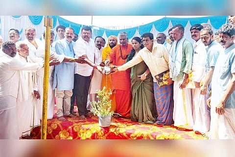 ನಿಟ್ಟೂರಿನಲ್ಲಿ ಸೋಮವಾರ ಬೇಡರ ಕಣ್ಣಪ್ಪ ಮೂರ್ತಿ ಪ್ರತಿಷ್ಠಾಪನಾ ಕಾರ್ಯಕ್ರಮವನ್ನು ಡಾ. ಪ್ರಸನ್ನಾನಂದ ಪುರಿ ಸ್ವಾಮೀಜಿ ಉದ್ಘಾಟಿಸಿದರು. ಸಿದ್ದಾನಂದೀಶ್ವರ ಶಿವಾಚಾರ್ಯರು, ಮುಖಂಡರಾದ ಎಚ್.ಟಿ. ಅಶೋಕಪ್ಪ, ಡಿ. ಭರಮಪ್ಪ, ನಿವೃತ್ತ ಮುಖ್ಯ ಶಿಕ್ಷಕ ಎಸ್. ರೇವಣಸಿದ್ದಪ್ಪ, ಗಿಡ್ಡಳ್ಳಿ ನಾಗರಾಜ, ಎಚ್.ಟಿ. ಶಿವಯೋಗಿ, ಎಚ್.ಟಿ. ಹನುಮಂತ, ಮೂಲಿಮನಿ ಹನುಮಂತಪ್ಪ, ಹುಲಿ ರಮೇಶ, ಎಚ್.ಟಿ. ಪ್ರಭು ಸೇರಿದಂತೆ ಇತರರು ಉಪಸ್ಥಿತರಿದ್ದರು.