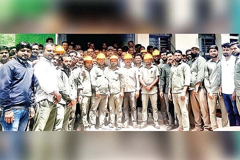 ಖಾಸಗೀಕರಣ ವಿರೋಧಿಸಿ ಹರಪನಹಳ್ಳಿ ಬೆಸ್ಕಾಂ ಎಇಇ ಕಚೇರಿ ಮುಂದೆ ಇಲಾಖೆ ನೌಕರರು ಪ್ರತಿಭಟನೆ ನಡೆಸಿದರು. ಎಇಇ ಪ್ರಕಾಶ ಪತ್ತೆನೂರು, ಎಇಗಳಾದ ಮಾರುತೇಶ ಕೆ., ಬಸವರಾಜ ಕೆ.ಎಂ., ಇಂದಿರಾ ಎಸ್., ಜೆಇ ವಿನಾಯಕ, ಬೆಸ್ಕಾಂ ನೌಕರರ ಸಂಘದ ತಾಲೂಕು ಅಧ್ಯಕ್ಷ ವೀರಣ್ಣ ಎಂ. ಇತರರಿದ್ದರು.