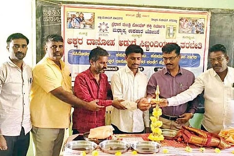 ಹರಪನಹಳ್ಳಿ ತಾಲೂಕಿನ ಅರಸೀಕೆರೆ ಗ್ರಾಮದ ಸಮಾಹಿಪ್ರಾ ಶಾಲೆಯಲ್ಲಿ ಅಡುಗೆ ಸಿಬ್ಬಂದಿಗೆ ತರಬೇತಿ ಕಾರ್ಯಕ್ರಮವನ್ನು ಅಕ್ಷರ ದಾಸೋಹ ಯೋಜನೆ ಸಹಾಯಕ ನಿರ್ದೇಶಕ ಕೆ.ನಾಗರಾಜ್ ಉದ್ಘಾಟಿಸಿದರು. ಎಸ್‌ಡಿಎಂಸಿ ಅಧ್ಯಕ್ಷ ಖಾಜಾ ಹುಸೇನ್, ಮುಖ್ಯ ಶಿಕ್ಷಕ ಕೂಬ್ಯಾನಾಯ್ಕ, ಶಿಕ್ಷಕರಾದ ಟಿ.ವೀರೇಶ್, ನಾಗರಾಜ್, ಹೋರಾಟಗಾರ ಗುಡಿಹಳ್ಳಿ ಹಾಲೇಶ್ ಇದ್ದರು.