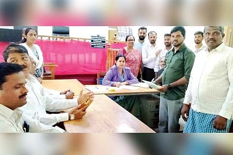 ಹಗರಿಬೊಮ್ಮನಹಳ್ಳಿ ಜೆಎಂಎಫ್‌ಸಿ ನ್ಯಾಯಾಲಯದಲ್ಲಿ ಆಯೋಜಿಸಿದ್ದ ರಾಷ್ಟ್ರೀಯ ಲೋಕ ಅದಾಲತ್‌ನಲ್ಲಿ ಹಿರಿಯ ಸಿವಿಲ್ ನ್ಯಾಯಾಧೀಶೆ ಉಷಾರಾಣಿ ಆರ್. ಪ್ರಕರಣಗಳನ್ನು ಇತ್ಯರ್ಥಪಡಿಸಿದರು. ಸರ್ಕಾರಿ ಅಭಿಯೋಜಕರಾದ ಮೀನಾಕ್ಷಿ ಎಂ., ನಿರ್ಮಲಾ, ವಕೀಲರ ಸಂಘದ ಉಪಾಧ್ಯಕ್ಷ ಬಾಗಳಿ ಮಂಜುನಾಥ , ಕಾರ್ಯದರ್ಶಿ ಎಂ.ಮಲ್ಲಪ್ಪ,  ಖಜಾಂಚಿ ಕೆ.ಸಣ್ಣ ನಿಂಗನಗೌಡ, ವಕೀಲರಿದ್ದರು.