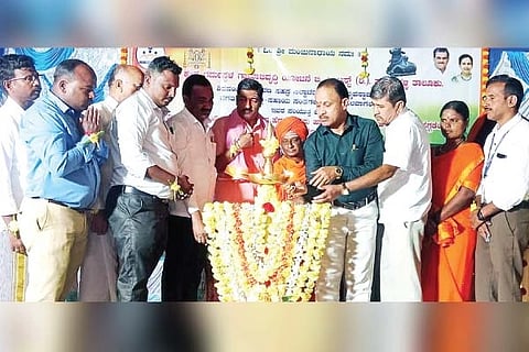ನಿಟ್ಟೂರು ಗ್ರಾಮದಲ್ಲಿ ಧಾರ್ಮಿಕ ಕಾರ್ಯಕ್ರಮವನ್ನು ವಿರಕ್ತ ಮಠದ ಚನ್ನಬಸವ ಸ್ವಾಮೀಜಿ ಉದ್ಘಾಟಿಸಿದರು. ಗ್ರಾಪಂ ಅಧ್ಯಕ್ಷೆ ಸುಧಾ ಬಾರ್ಕಿ, ಯೋಜನೆಯ ಜಿಲ್ಲಾ ನಿರ್ದೇಶಕ ಪ್ರವೀಣ್ ಕುಮಾರ್, ಯೋಜನಾಧಿಕಾರಿ ಸುಬ್ರಹ್ಮಣಿ ಡಿ., ಮೇಲ್ವಿಚಾರಕ ಮಂಜುನಾಥ, ಪ್ರಮುಖರಾದ ಎಸ್.ಪಿ.ಲಿಂಬ್ಯಾನಾಯ್ಕ, ವೀರಭದ್ರಯ್ಯ ಶಾಸ್ತ್ರಿ, ಬಸವರಾಜ ಪಟ್ಟಣಶೆಟ್ಟಿ, ಮಂಜಪ್ಪ ಕಡತಿ ಇತರರಿದ್ದರು.